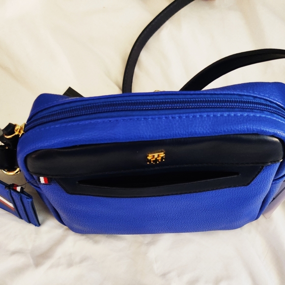 Tommy Hilfiger Crossbody Bag with pouch. - Picture 2 of 2
